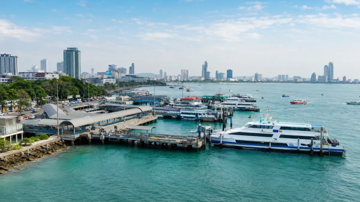 Moderne Luxus-Immobilien an der Strandpromenade Pattaya Thailand mit Hochhäusern und Meerblick