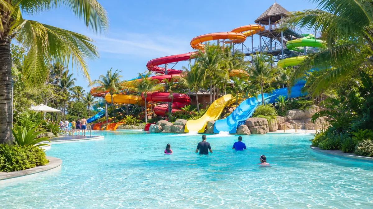 Bunte Rutschen und Pools eines tropischen Wasserparks bei Pattaya