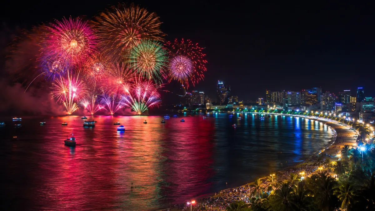 Feuerwerk explodiert über der Bucht von Pattaya bei Nacht