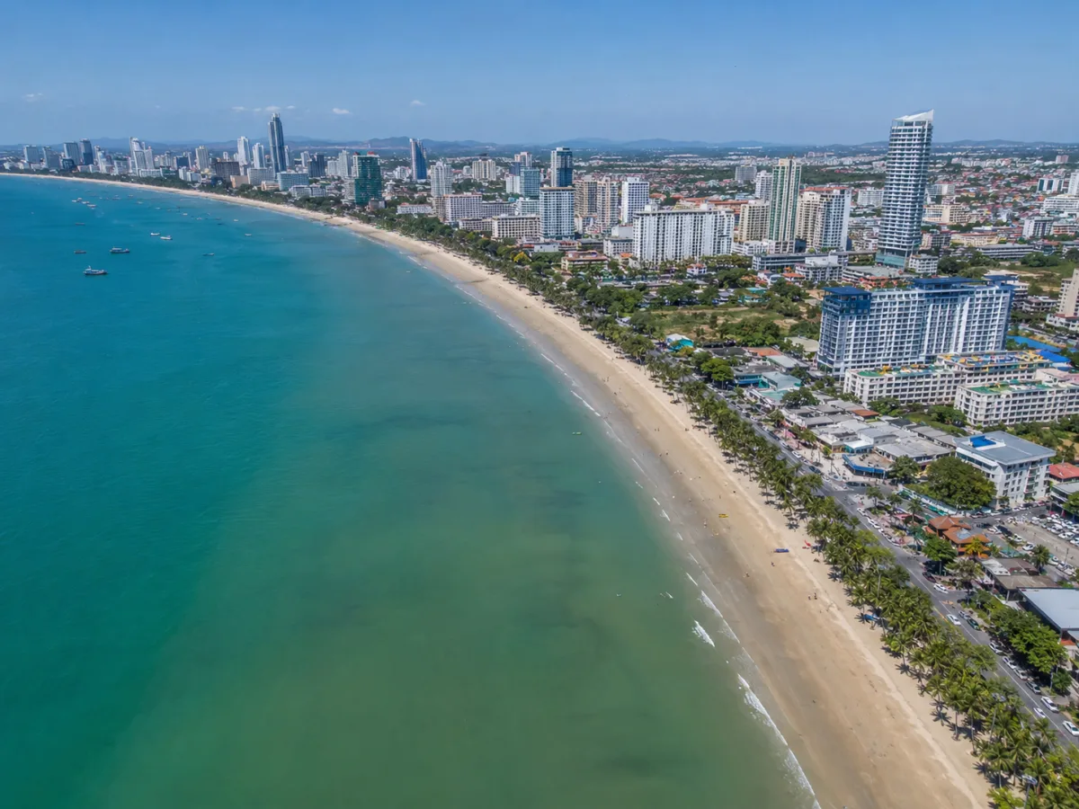 Luftaufnahme von Jomtien Beach mit der Pattaya-Skyline