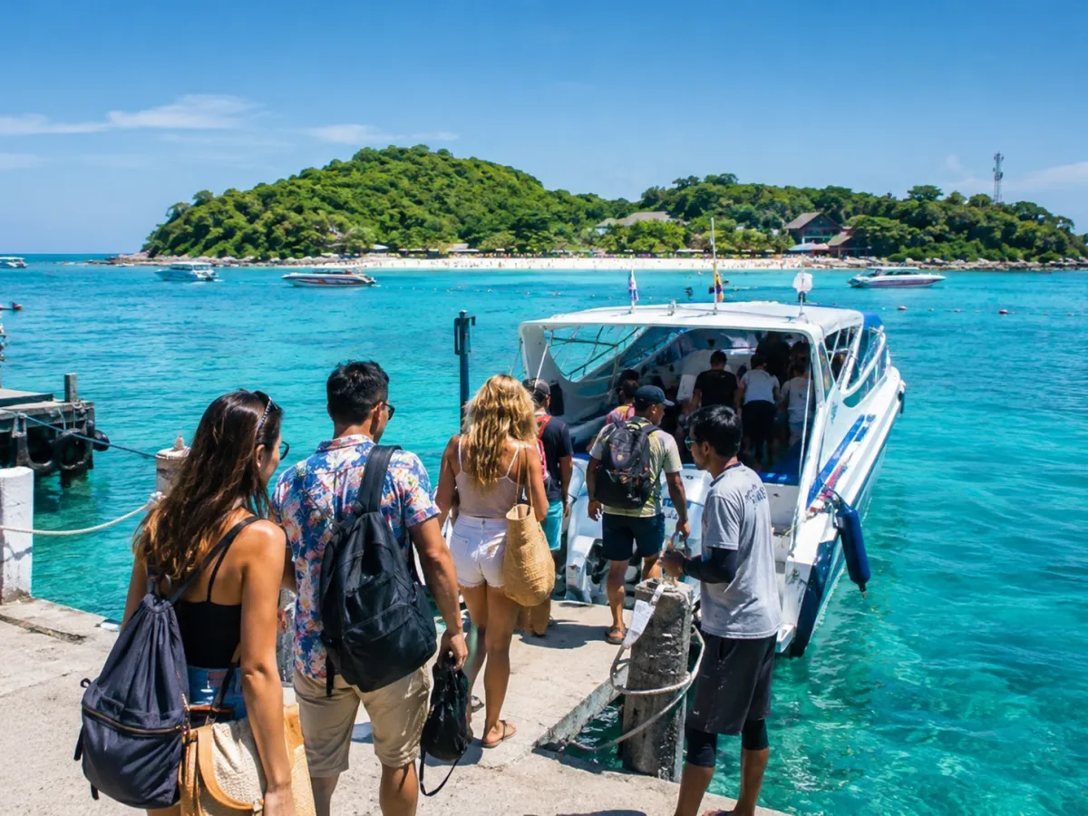 Schnellboot auf dem Weg zur Insel Koh Larn vor Pattaya