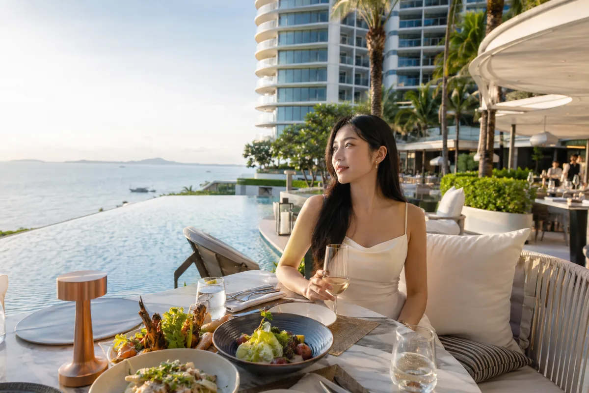 Luxusresort infinity pool meeresblick in Pattaya, Thailand