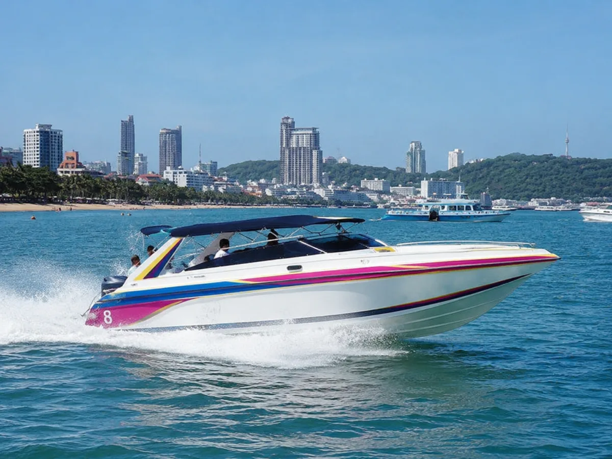 Pattaya Bay Strandpromenade mit Skyline