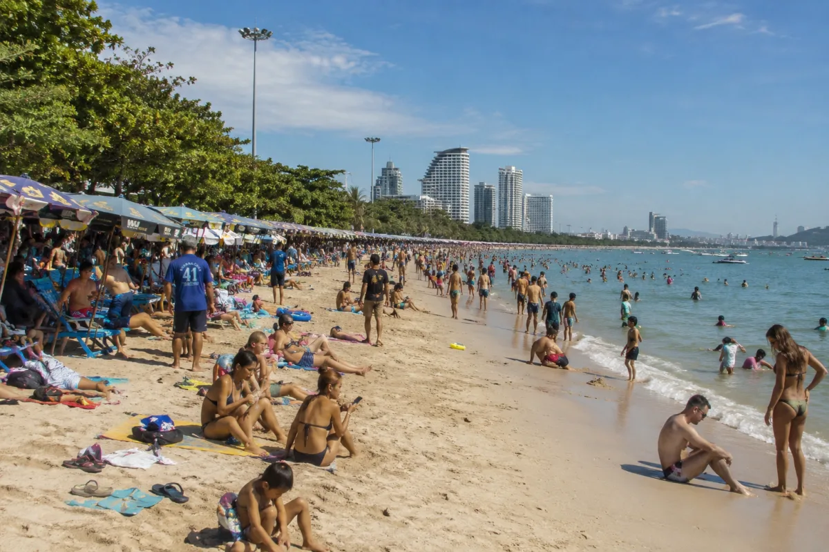 Belebter Pattaya Beach mit Skyline und Hochhäusern – Immobilienstandort Pattaya, Thailand