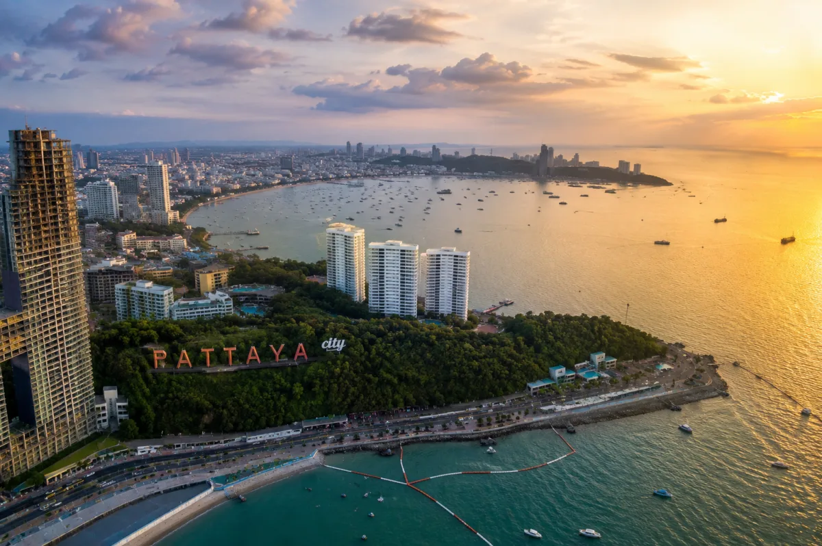Pattaya City Panorama Luftaufnahme: Skyline und Golf von Thailand als Investitionsstandort