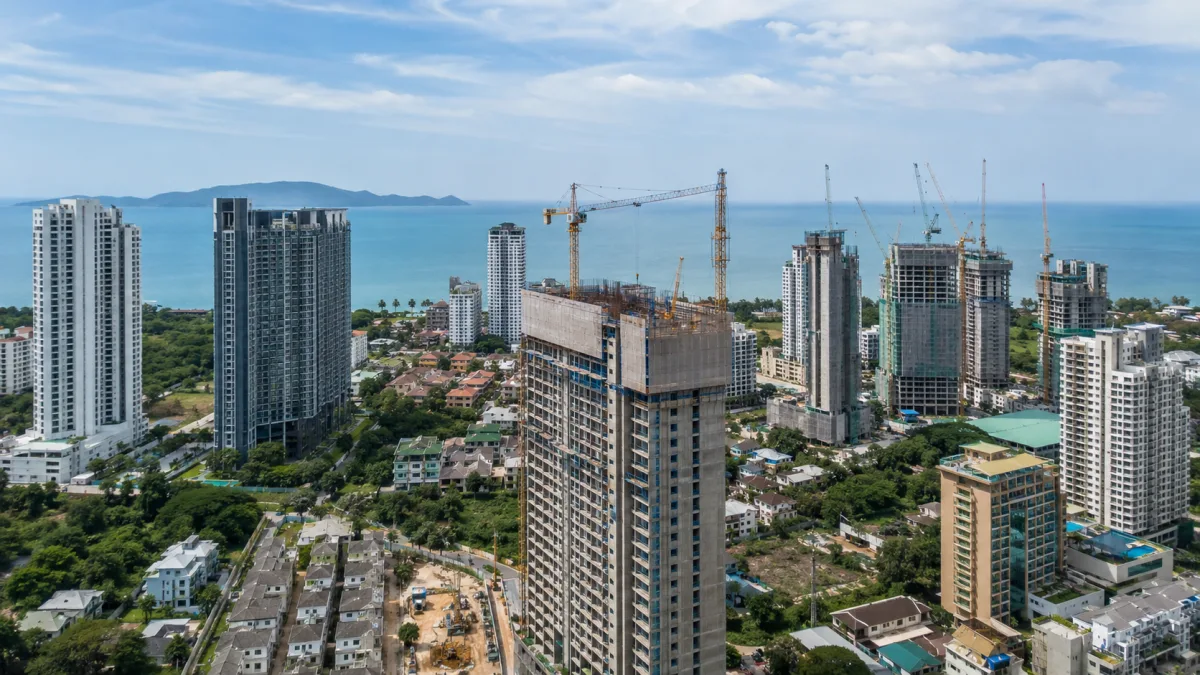 Aktive Großbaustelle in Jomtien mit mehreren Baukränen
