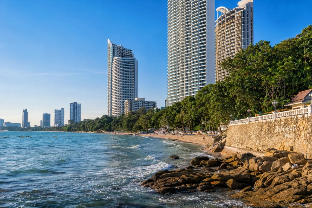 Strandpromenade Pattaya mit modernen Luxus-Eigentumswohnungen und Hochhäusern direkt am Golf von Thailand