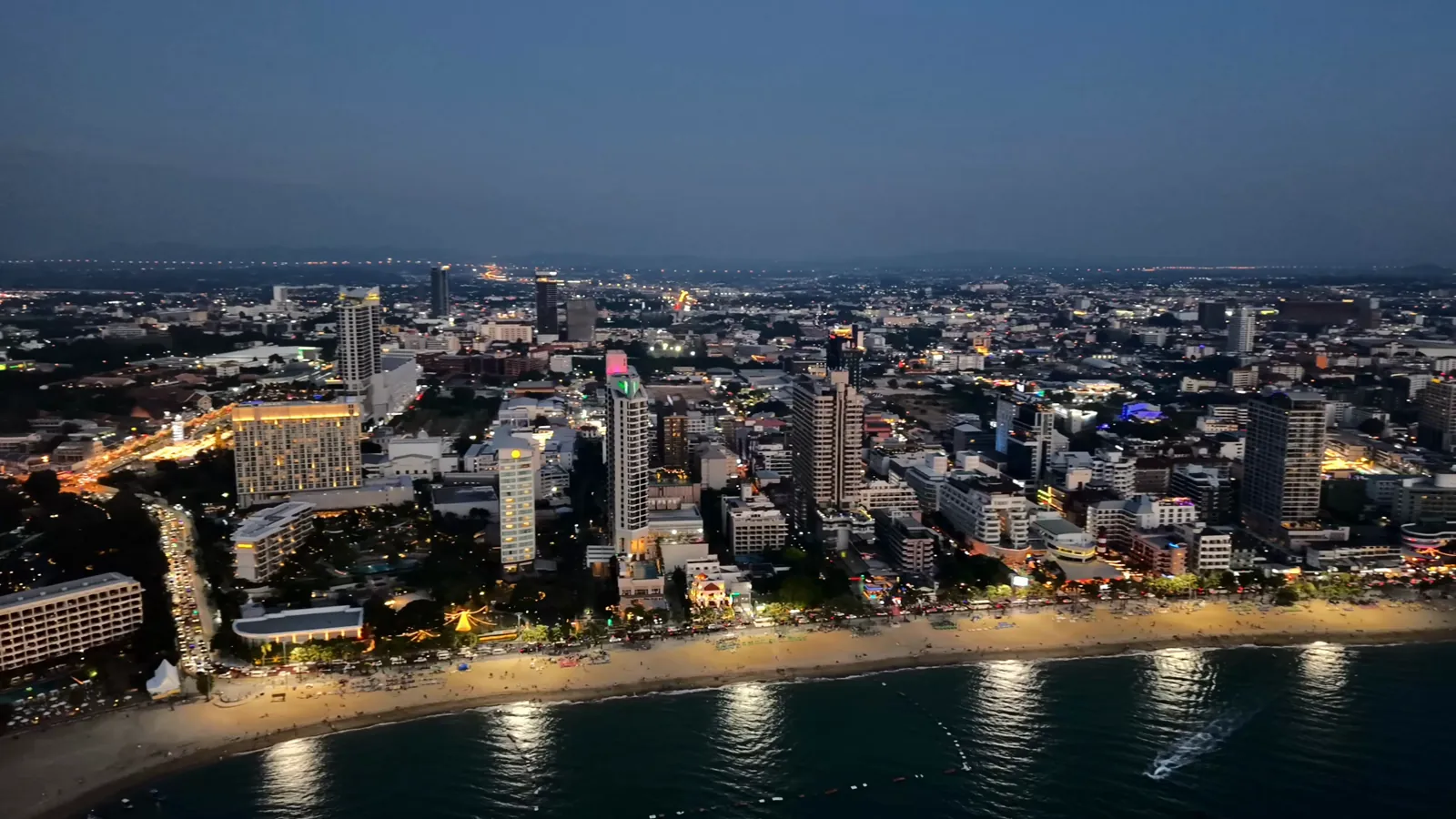 Pattaya zur blauen Stunde aus der Luft