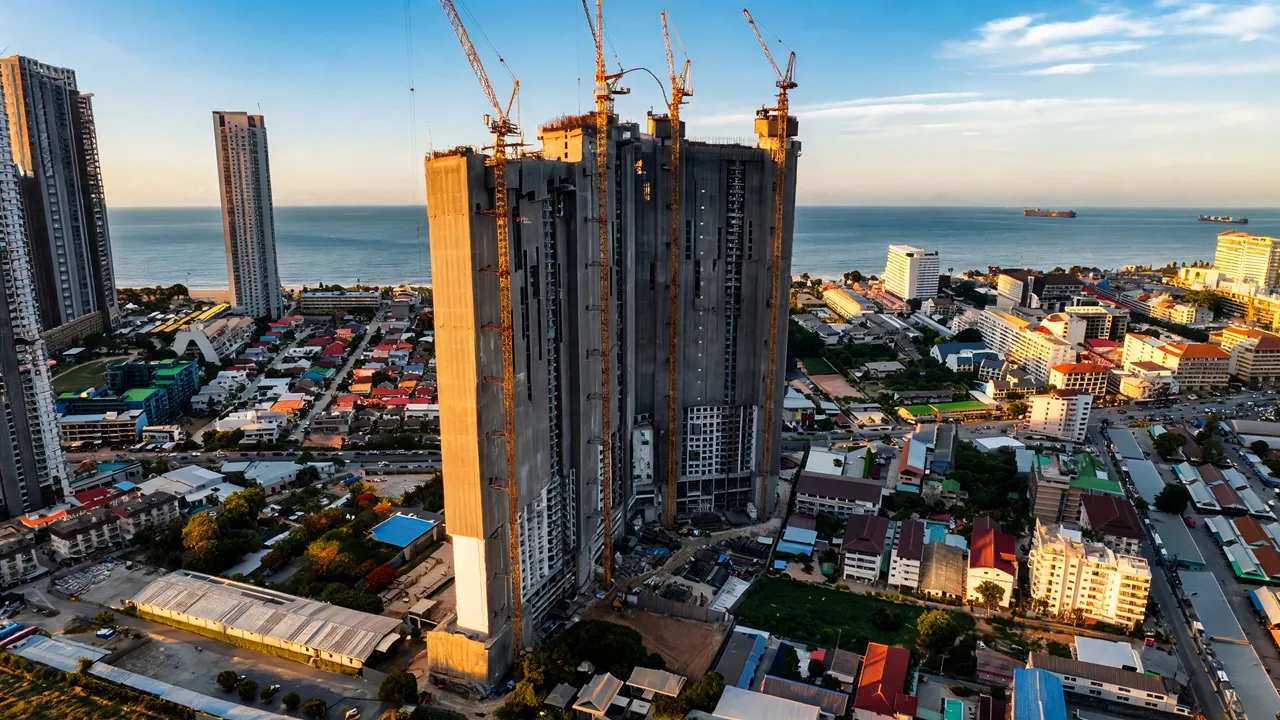 Copacabana Coral Reef Jomtien, Baufortschritt Juli 2026, Rohbau der Hochhaustürme mit Baukränen und Meerblick