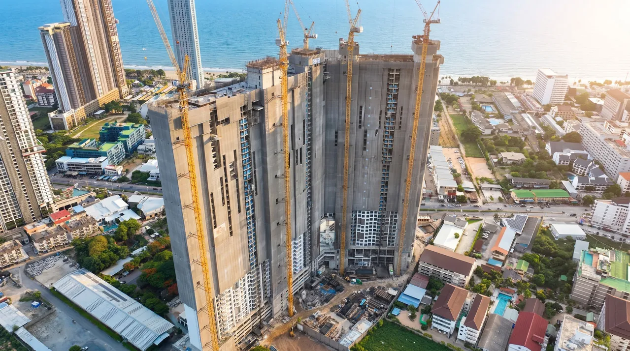 Copacabana Coral Reef Jomtien, Baufortschritt Juli 2026, Luftaufnahme der Wohntürme im Bau an der Küste