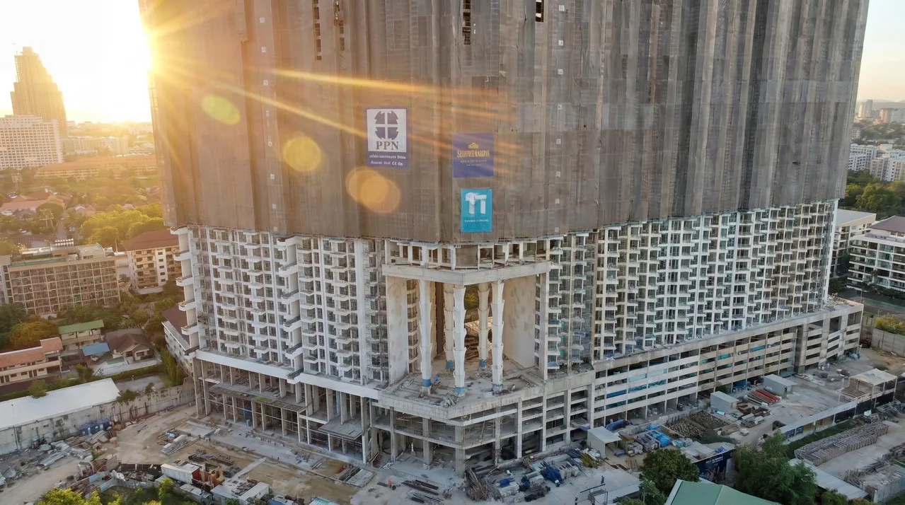 Copacabana Coral Reef Jomtien, Baufortschritt Juli 2026, Fassade und Glasbalkone an den unteren Etagen