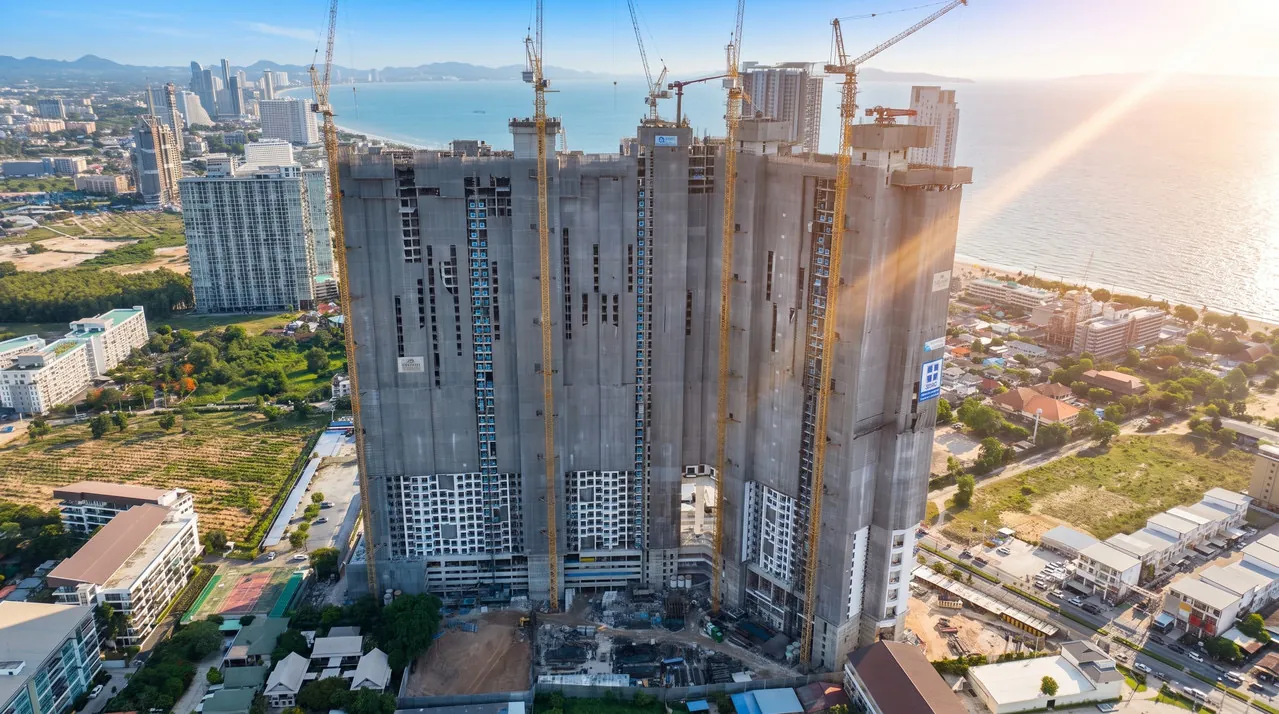 Copacabana Coral Reef Jomtien, Baufortschritt Juli 2026, Hochhaustürme im Bau vor der Skyline von Jomtien