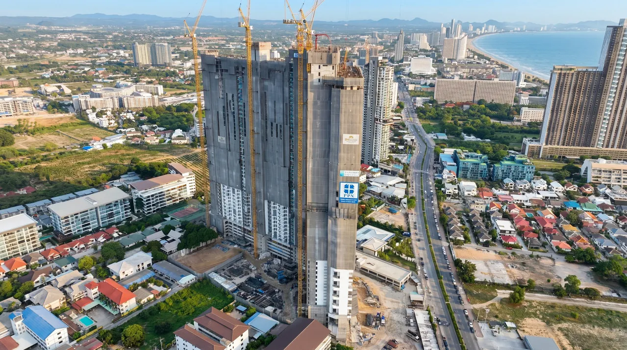 Copacabana Coral Reef Jomtien, Baufortschritt Juli 2026, Säulengetragener Eingangssockel im Bau