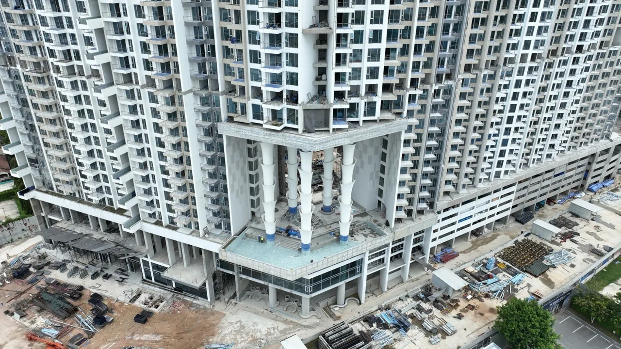 Copacabana Coral Reef Jomtien, construction progress August 2026, close-up of the podium with colonnade and completed balconies