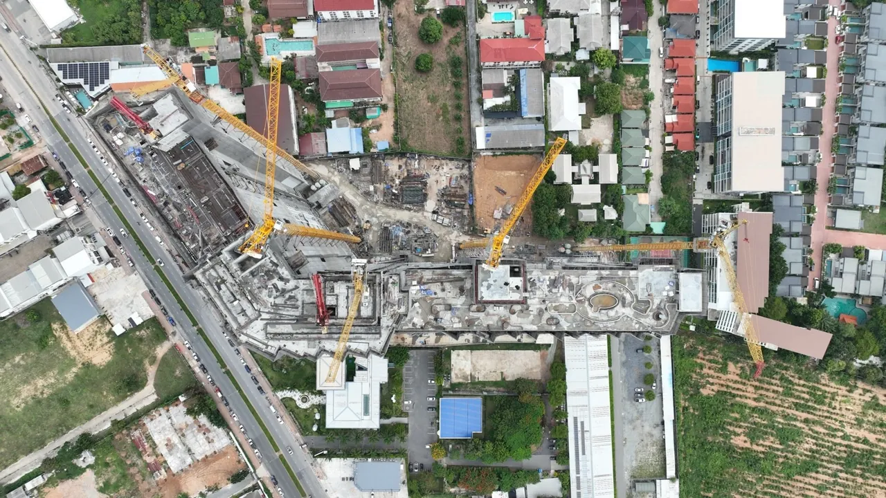 Copacabana Coral Reef Jomtien, construction progress August 2026, top-down view of the construction site with cranes and the layout of the complex