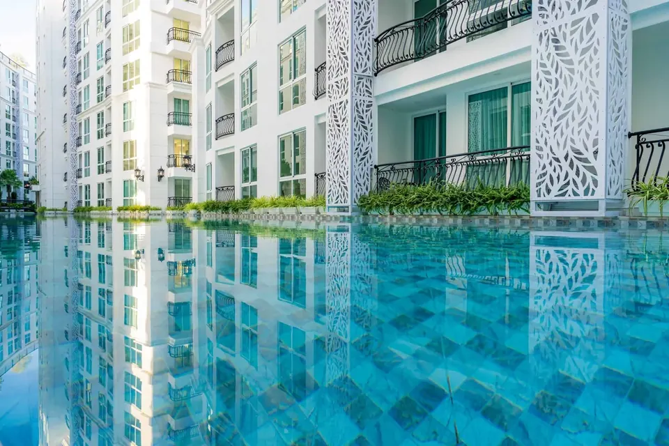 Olympus City Garden, Wohnanlage Pool Reflexion Architektur Scaled Jpg
