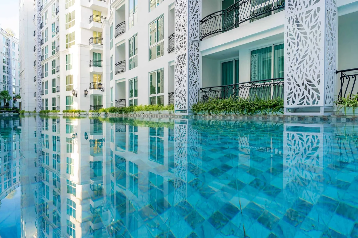 Olympus City Garden – Wohnanlage Pool Reflexion Architektur Scaled Jpg