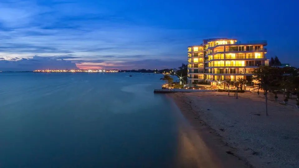Paradise Ocean View, night view in a direct beachfront location