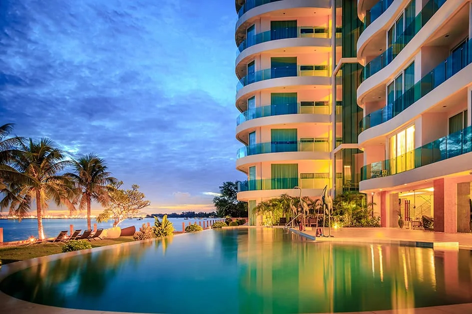 Paradise Ocean View – Paradise Ocean View Pattaya Poolbereich Meerblick Abend Jpg