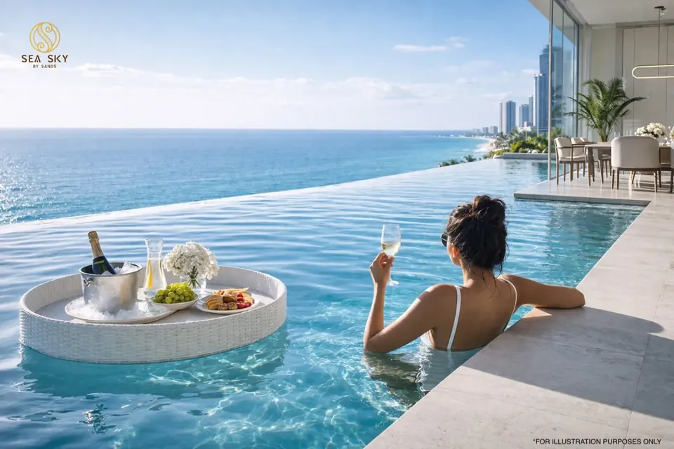 Infinity-Pool von Sea Sky by Sands mit schwimmendem Frühstück und Frau mit Weinglas vor Meerblick und Skyline von Pattaya
