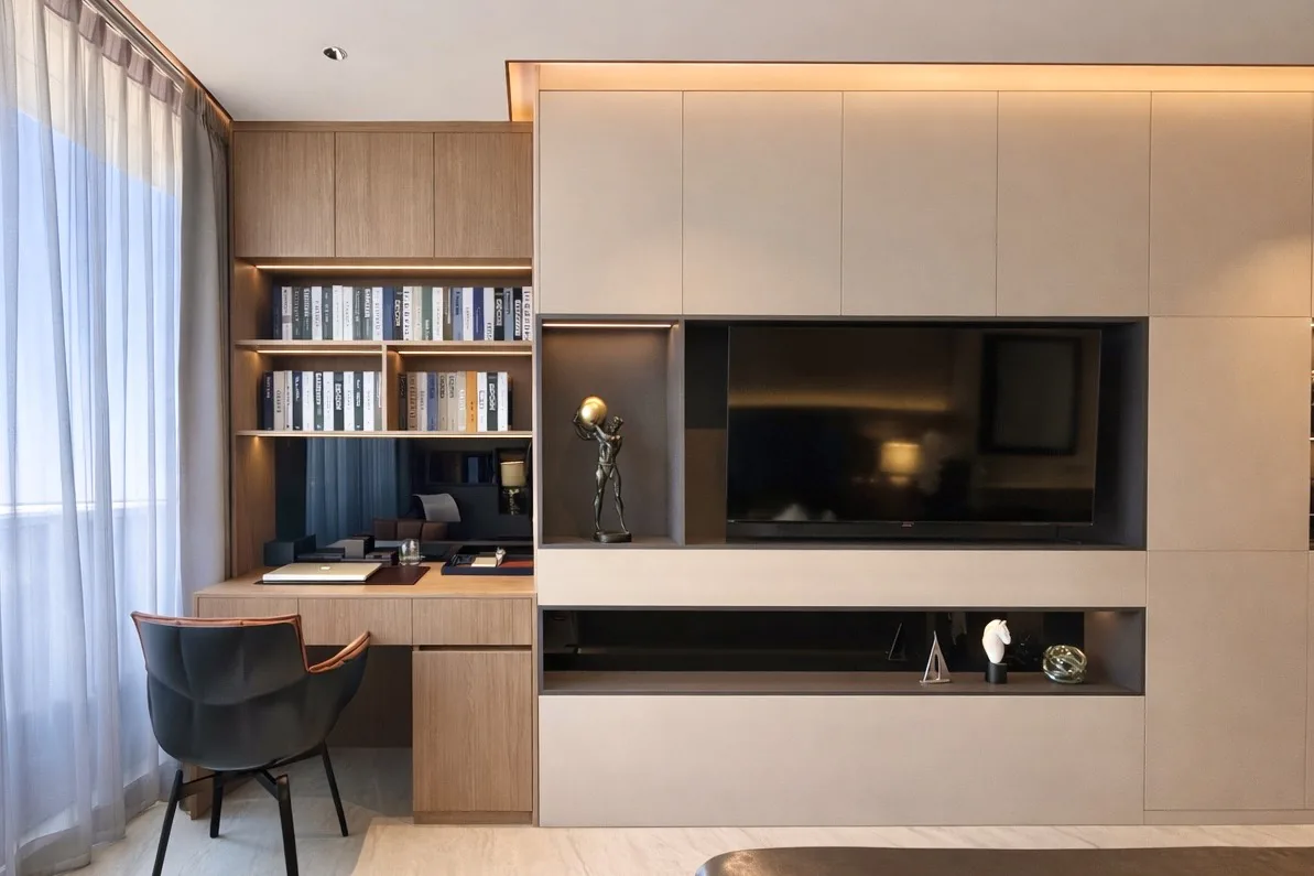 Eleganter Arbeitsbereich mit Einbau-Schreibtisch, Bücherregal und Medienwand in einer Luxusresidenz von Sea Sky by Sands in Pattaya