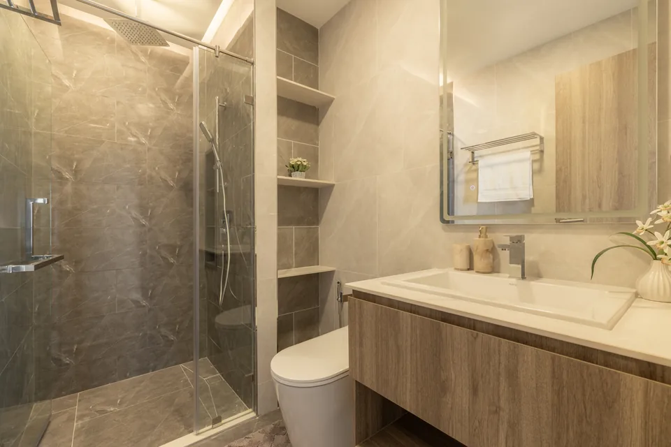 Zensiri Residences Jomtien, bathroom with walk-in shower