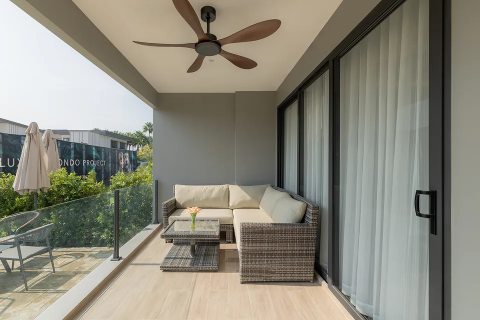 Zensiri Residences Jomtien, covered balcony with lounge furniture
