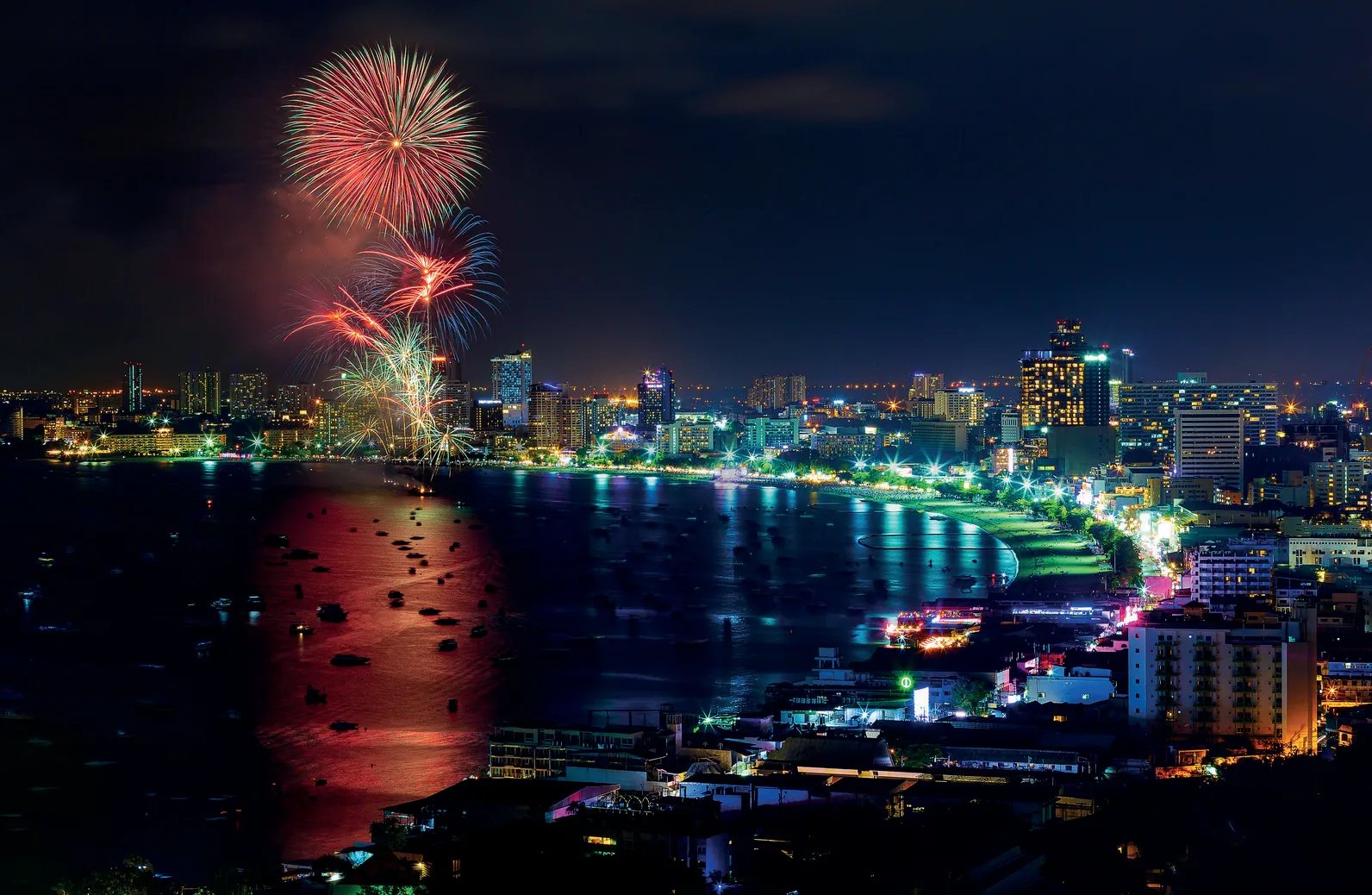 Feuerwerk ueber der Bucht von Pattaya bei Nacht, KI-Visualisierung aus dem Reiseflyer