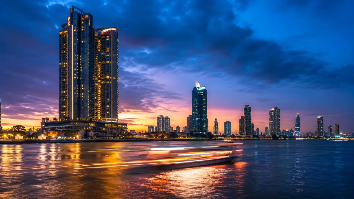 Bangkok-Skyline am Chao Phraya (Symbolbild, KI-generiert)